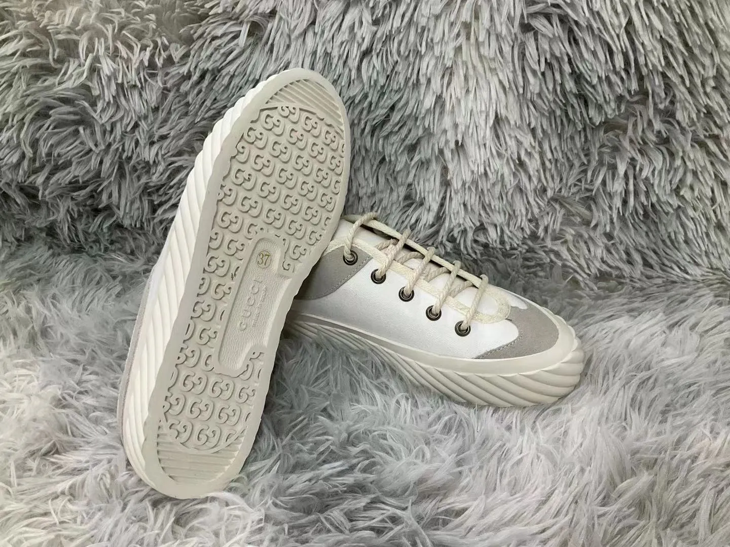👟👟Ex-factory price 440👟👟 2023 Gucci casual sneakers, top version! 🌸1:1 reproduction. New model for early spring, creating a perfect style💣💣💣street style🔥🔥🔥cool and trendy C-level fashionable outfit with retro and futuristic feel🌹🌹🌹classic shoe shape + British color matching design, super attractive. All kinds of leather splicing, original reverse mold last, imported high-end knitting needle jacquard fabric showing exquisite texture! Open mold to customize high-density outsole. Comes fully packaged. Size: Female 35-41 Male 39-46